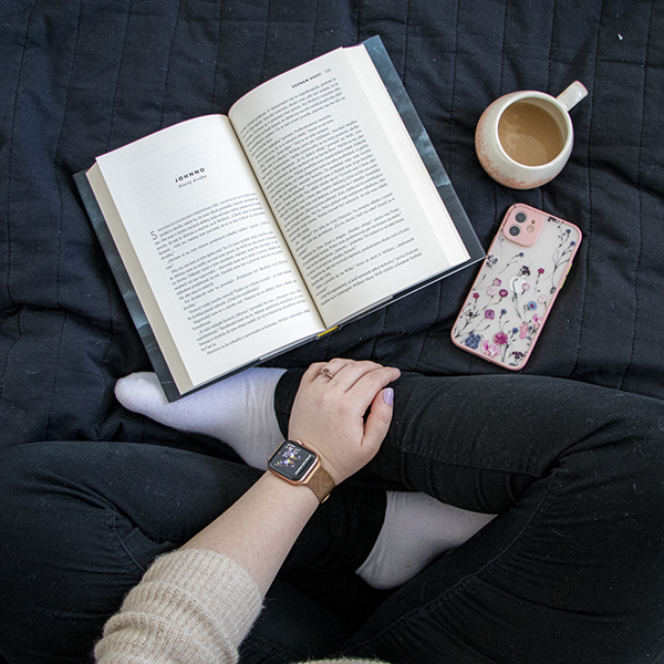 Kniha, káva a mobil